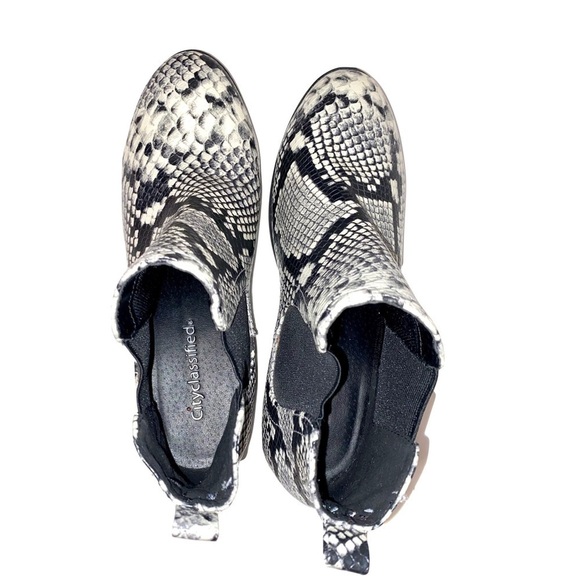 CITY CLASSIFIED Chelsea Snake Embossed Print Black & White Booties Size 7.5 - Picture 7 of 10